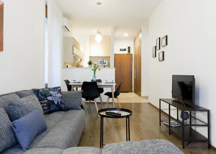 Kazinczy 3 Jewish Hq Bedroom + Living With Balcony